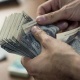 Токой чарбасынын жетекчиси пара берип жаткан жеринен кармалды