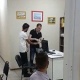 Орусияда кызматкер мигрантты ичке уруп, жулкулдаткан видео тарады