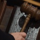 16 жаштагы кызды зордуктоого шектүүлөрдү үй камагына чыгарган судья иштен кетти
