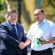 Акылбек Жапаров муниципалдык кызматтардын өкүлдөрүнө техникаларды тапшырды