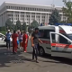 Ак Үйгө жакын жөө өтмөктөн өтүп бара жаткан кызды унаа сүзүп кетти