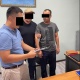 Кочкор-Атада дарыгер УКМК кызматкерине пара берүүгө аракет кылып жатканда кармалды (фото)