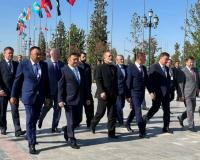Улан Ниязбеков Ташкенттеги Эгемендүүлүк эстелигине гүл койду
