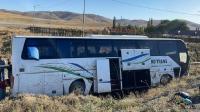 "Кыргызстанга келе жатышкан". Казакстанда автобус жол четине чыгып кетип 12 адам жабыркады