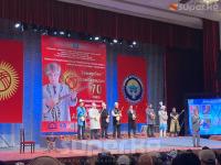 Кыргыз-казак айтышынын финалында 8 акын ат салышууда (фото)