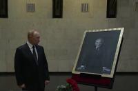"Таазим этип, гүл коюп". Путин Горбачёв менен коштошту (видео)