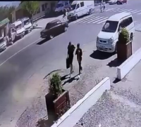 Кеминде кичи автобус жөө кишини учура коюп кетти