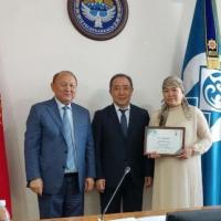 Бишкекте 60тан ашык аз камсыз болгон үй-бүлөгө 100 миң сомдон берилди