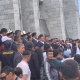 Ак Үйдүн алдына чогулгандарга Жогорку Кеңештин төрагасы баштаган бир канча депутаттар чыкты