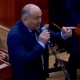 "Вам скучно, да?". Токторбаев жыйында кулакчын тагынып отурган вице-мэрге сын айтты