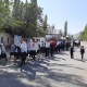 Ноокатта окуучулар "Биз тынчтык үчүн" урааны алдында жөө жүрүшкө чыгышты