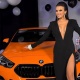 Бишкектик кыз орусиялык блогер ойноткон BMW унаасын утуп алды