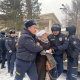 Бишкекте митингге чыккандардын айрымдарын милиция кармап кетти (фото)
