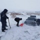 Ысык-Көлдө милиция кызматкерлери эки жаш баласы менен карга тыгылып калган айдоочунун унаасын чыгарды