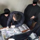 Жалал-Абадда опузалап пара алууга шектелген чиновниктер кармалды