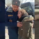 Министр Бообек Ажикеев жер титирөөдөн үч баласын жоготкон энеге көңүл айтты (видео)