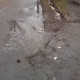 "Жаан жааса өтүүгө мүмкүн болбой калат". Окурман тротуардын абалына даттанды