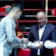 Дмитрий Бивол Жапаров менен Шакиевге кол тамгасы түшүрүлгөн мээлейин белек кылды