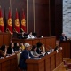 Мамлекеттик тилге тиешелүү конституциялык мыйзамдын долбоорун талкуулаган парламенттик угуу өттү