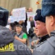 Бишкектеги жөө жүрүштө милиция талапка баш ийбеген жаранды кармап кетти