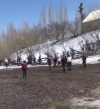 "Окуучулар баткакта футбол ойноп...". Токтогулдун Ак-Жар айылындагы мектепте спорт зал жок