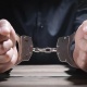 Сузакта атасы өз кызын зордуктоого шектелип кармалды