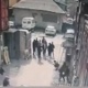 Бишкекте чак түштө ата-баланы топ балдар сабап кетти (видео)