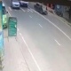 Бишкекте жөө жүргүнчүнү каршы тилкеге чыга калган унаа сүзүп кетти (видео)