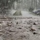 Жаан нөшөрлөп жаайт. Кыргызгидромет шашылыш билдирүү таратты
