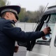 Жол тескөөчүлөр ооз ачууга жетишпей калган айдоочуларга суу менен курма таратты (фото)