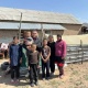 Камчыбек Ташиев чатырда жашап жаткан 5 балалуу энеге үй куруп бермей болду