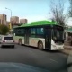 Казакстанда айдоочусу жок автобус адамдарды тебелеп кетти